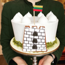 Su gimtadieniu, mylimas Vilniau! Tortas Tau su vaizdu, kurį matome per langą kasdien kvepindami pyragais vieną seniausių Vilniaus gatvių. #happybirthday #birthdaycake #vilniusbirthday #tilto6 #tiekepėjai
